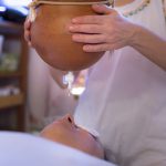 Shirodhara Shirodhara, l'oléation d'huile sur le front, massage ayurvédique, migraine, maux de tête, système nerveux, douleurs, angoisse