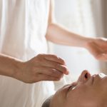 massage ayurvédique Netra Massage ayurvédique Ratna-Abhyanga, massage aux cristaux, massage aux pierres, massage du visage, massage Netra